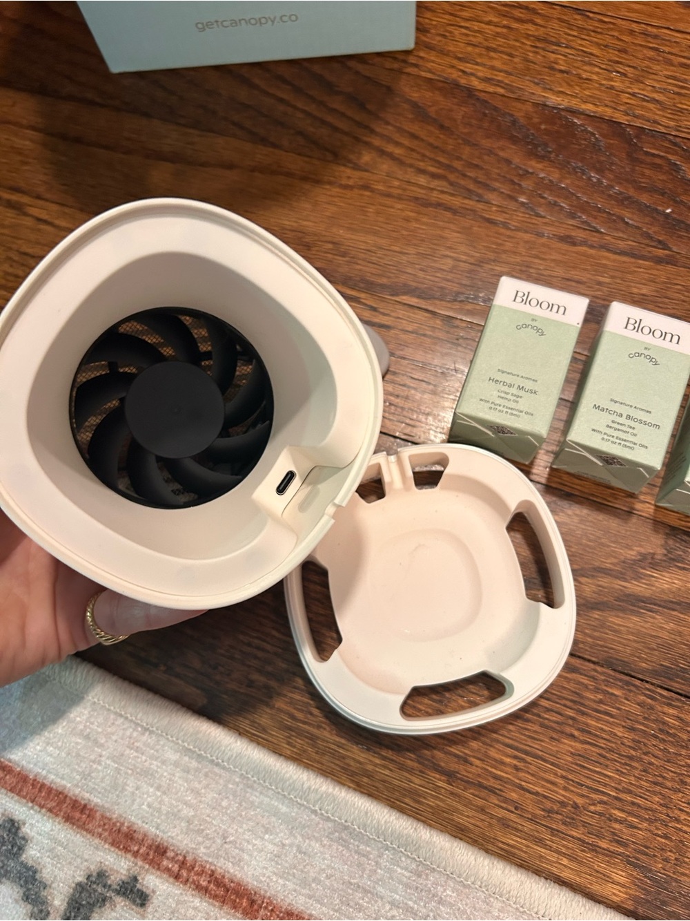 Bloom White USB Aroma Diffuser with Two Bloom Signature Oils - Picture 11 of 12